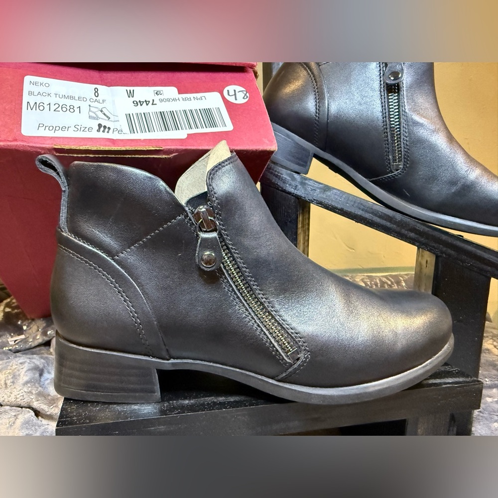 New Munro Tumbled Calf Boot Size 8 wide